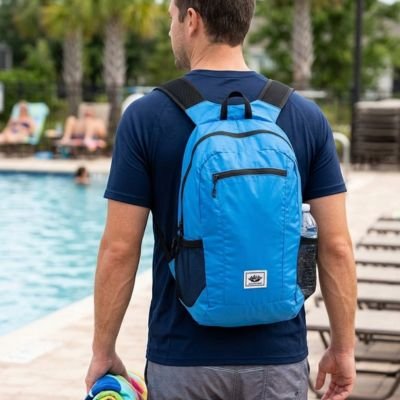 homme porte sac a dos sport bleu clair au bord de la piscine