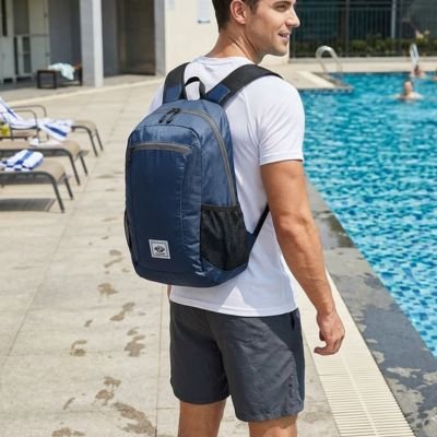 homme porte sac a dos sport bleu foncé au bord de la piscine