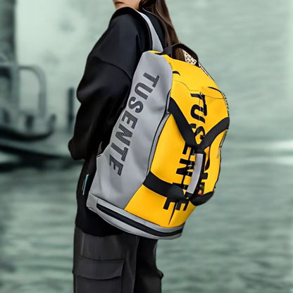 Femme portant un sac à dos sport  jaune et gris sur le quai d un port