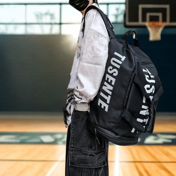 Vue latérale d un sac à dos sport noir porté à la salle de sport