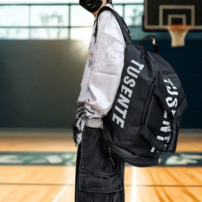 Vue latérale d un sac à dos sport noir porté à la salle de sport