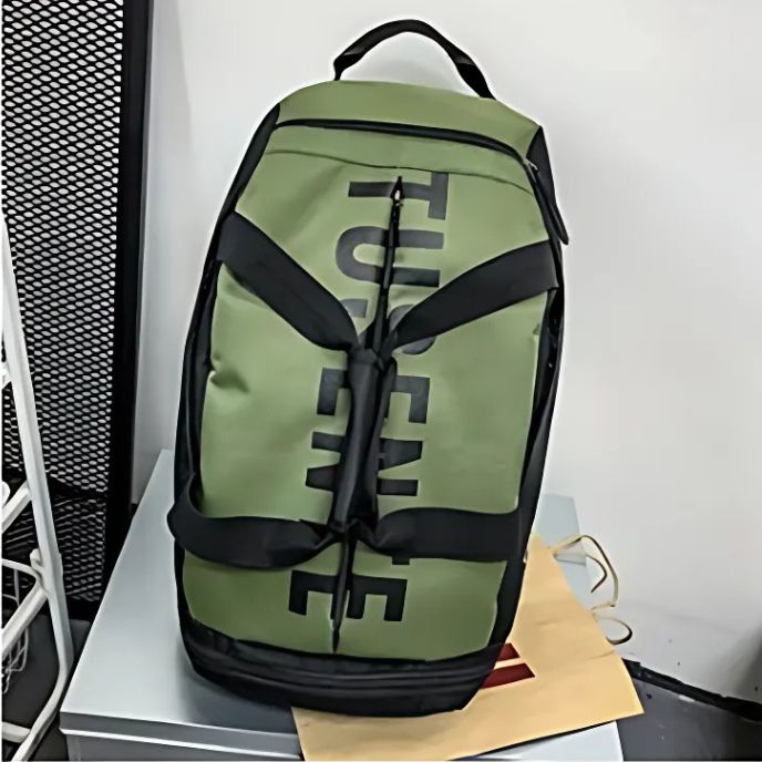 sac à dos sport vert posé sur une table