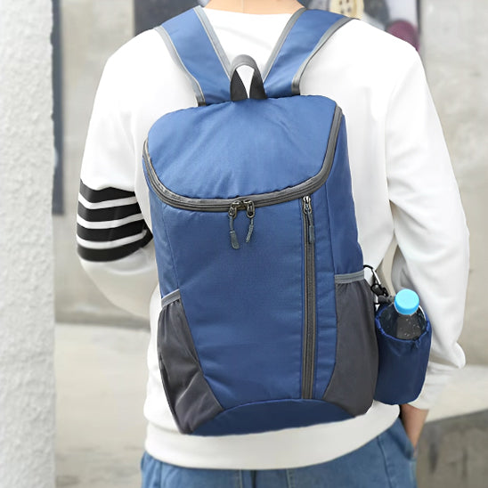 homme porte sac à dos sport bleu