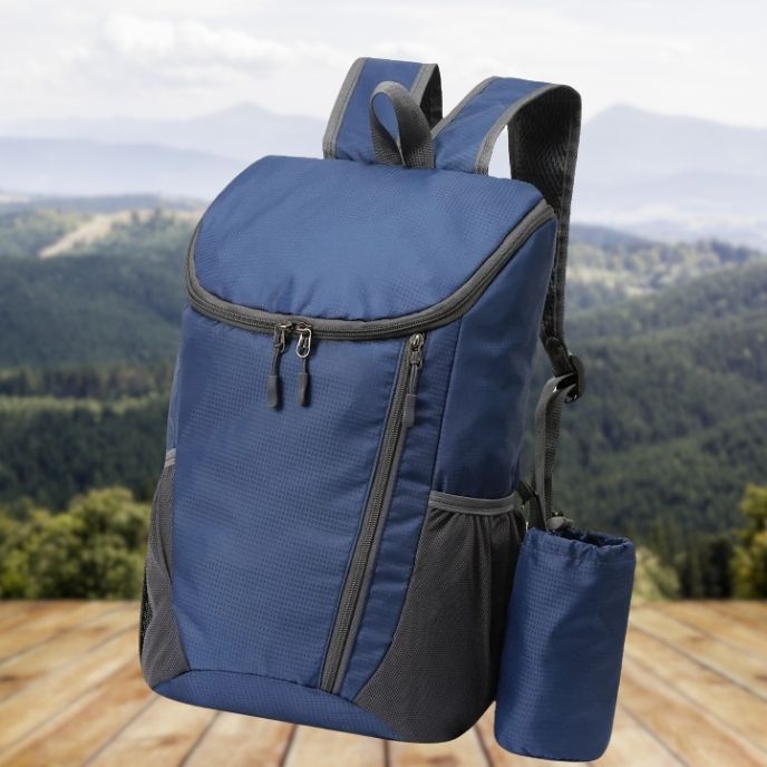 sac à dos sport sur un plancher en bois sur une montagne