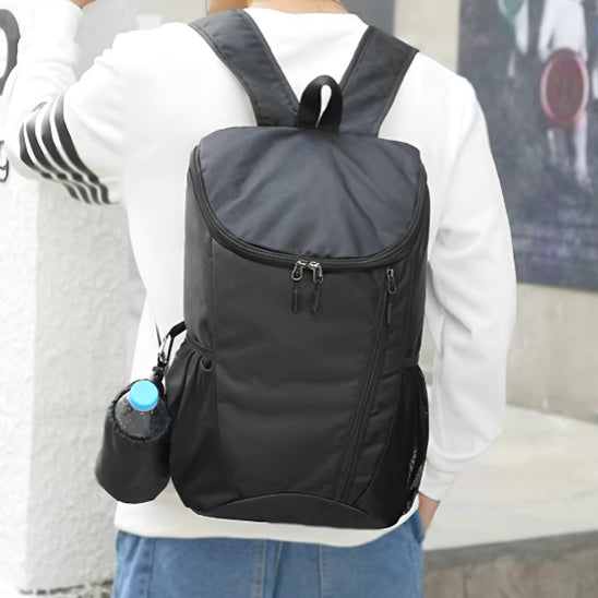 homme porte sac à dos sport noir