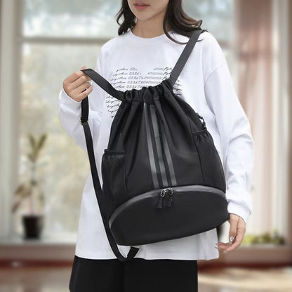 femme porte sac à dos sport noir devant sa poitrine dans sa maison