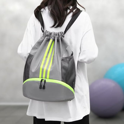 femme porte sac à dos sport gris dans une salle de gym