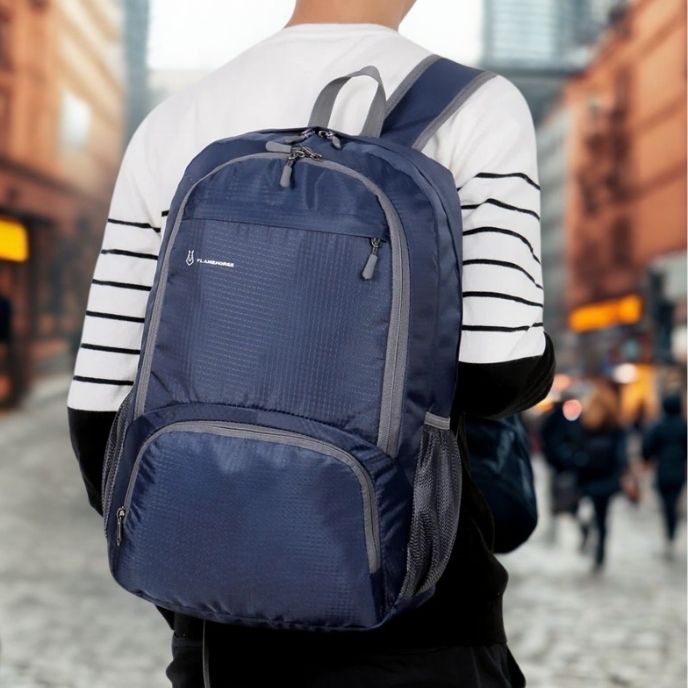 sac à dos sport bleu marine porté en milieu urbain avec un style casual et fonctionnel
