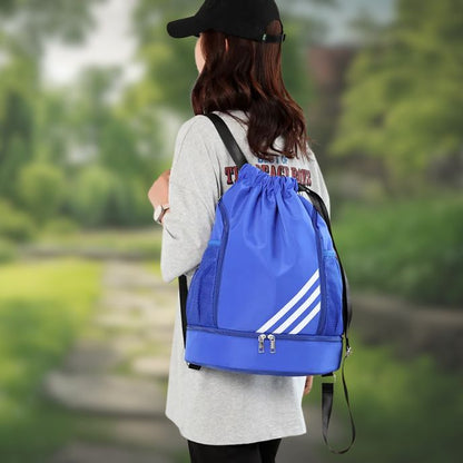 femme avec sac à dos sport bleu marche dans nature