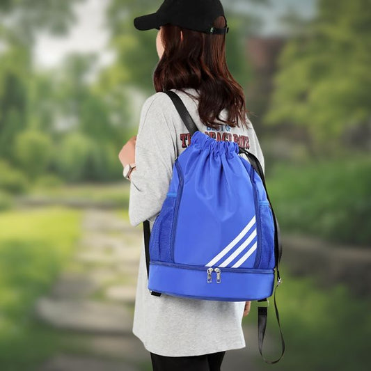 femme avec sac à dos sport bleu marche dans nature