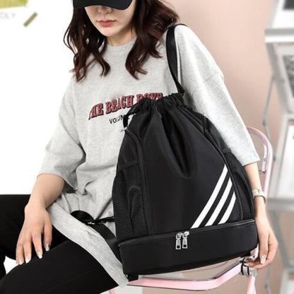 femme avec sac à dos sport noir assise sur chaise