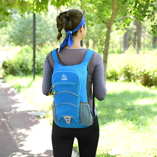 femme portant sac à dos sport bleu dans un parc