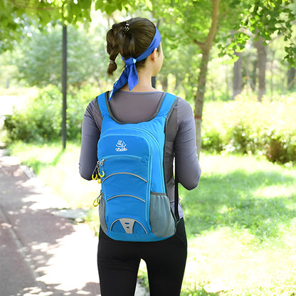 femme portant sac à dos sport bleu dans un parc