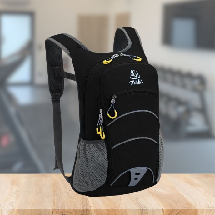 sac à dos sport noir sur table dans une salle de fitness