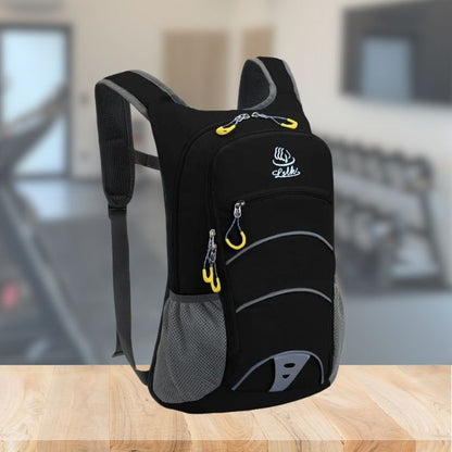 sac à dos sport noir sur table dans une salle de fitness