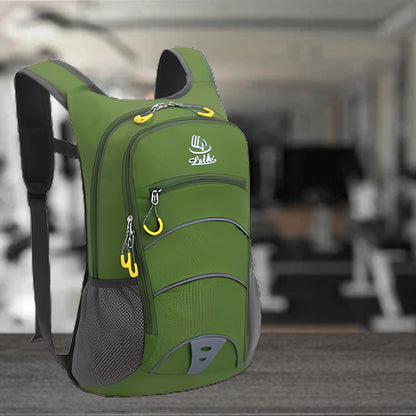 sac à dos sport vert sur banc dans une salle de musculation