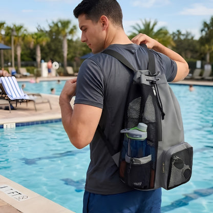 homme porte sac de piscine gris et t-shirt gris au bord de la piscine
