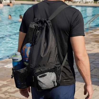 homme porte sac de piscine noir et t-shirt noir au bord de la piscine
