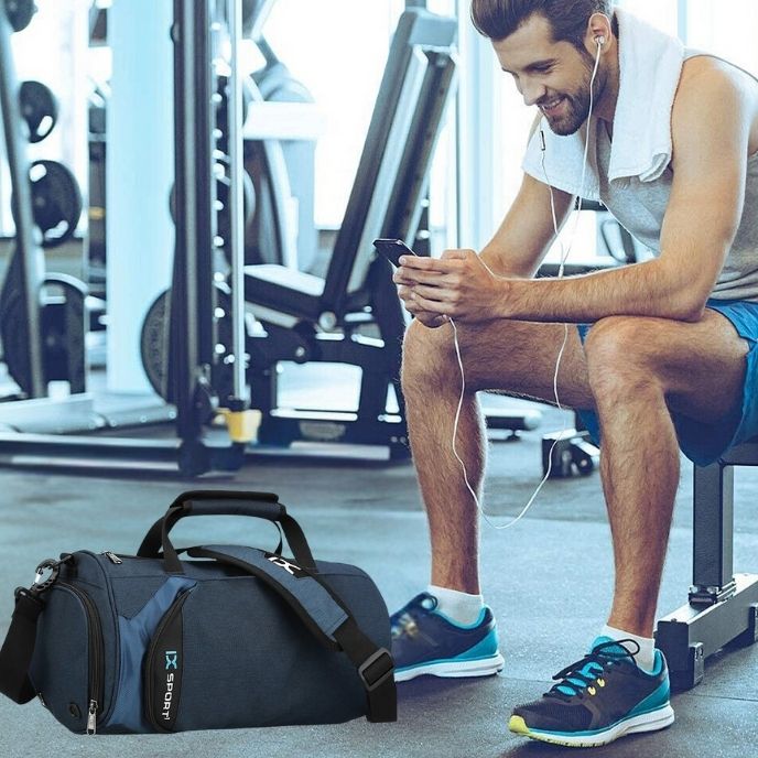 homme-dans-une-salle-de-fitness-avec-sac-de-sport-par-terre