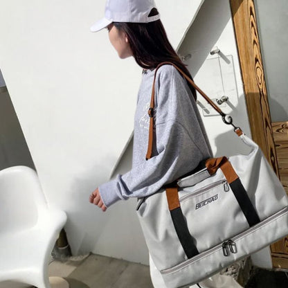 femme-avec-sac-de-sport-gris-sur-son-épaule-devant-bureau