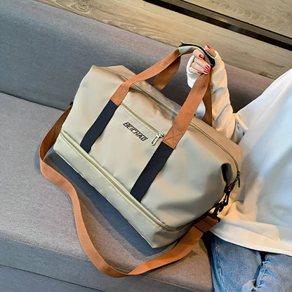 femme-tenant-sac-de-sport-à-la-main-assise-sur-banc