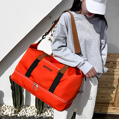 femme-avec-sac-de-sport-rouge-sur-son-épaule