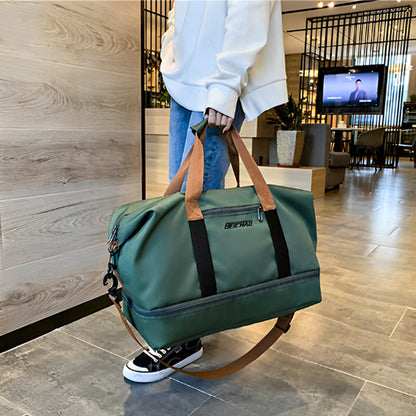 femme-avec-sac-de-sport-vert-à-la-main-dans -hôtel