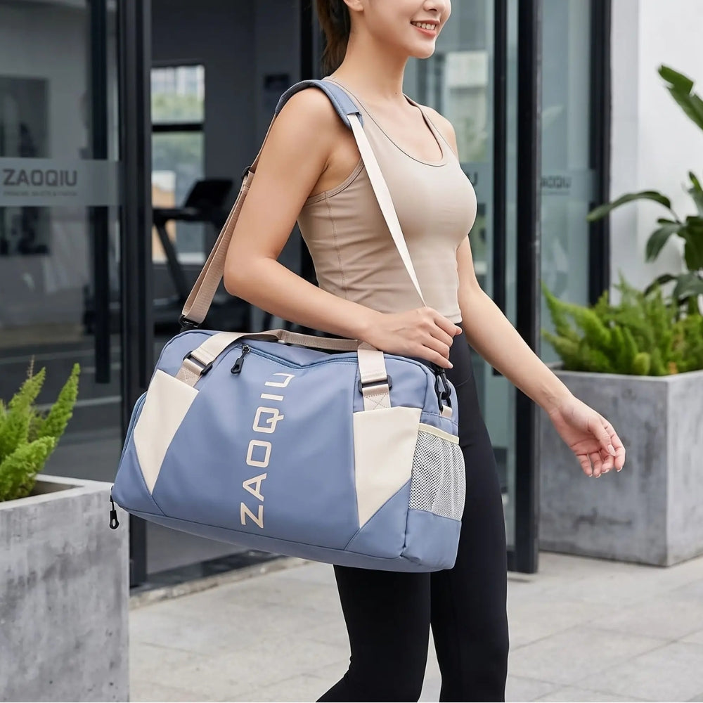 Femme sortant de la salle de sport avec sac de sport bleu à l épaule dans un environnement urbain
