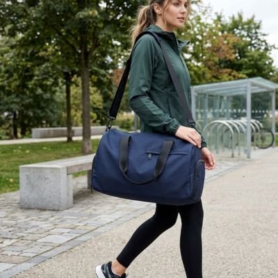 femme sportive avec veste verte porte sac de sport fitness bleu