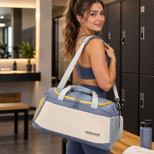 femme porte sac de sport fitness bleu sur son épaule dans vestiaire