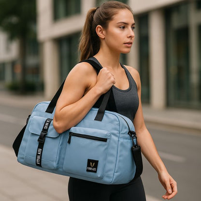 Femme portant sac de sport bleu idéal pour organiser ses affaires de voyage