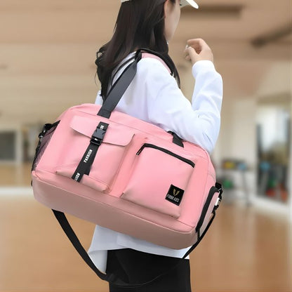 Femme portant sac de sport rose spacieux avec poches multiples dans gymnase