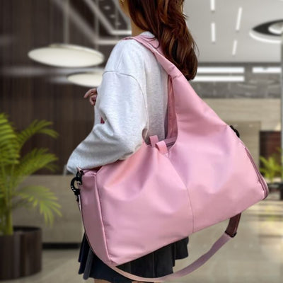 femme porte sac de sport femme rose à l épaule dans la réception d un hôtel