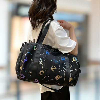 femme porte sac de sport noir sur son épaule devant magazin
