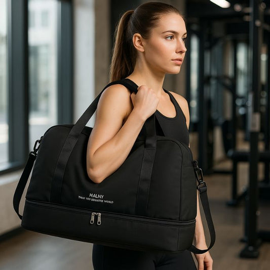 sac de sport femme noir porté par une jeune sportive dans salle de fitness