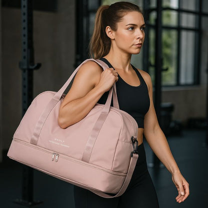 sac de sport femme rose porté par une sportive dans salle de fitness
