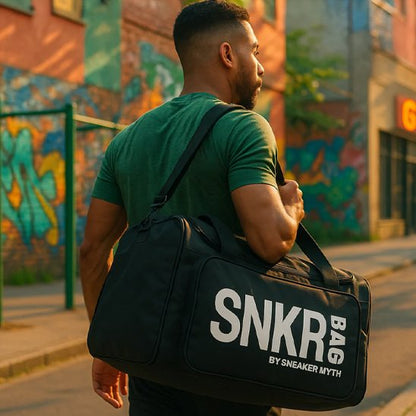 Homme portant un sac de sport femme noir à la main dans une rue colorée