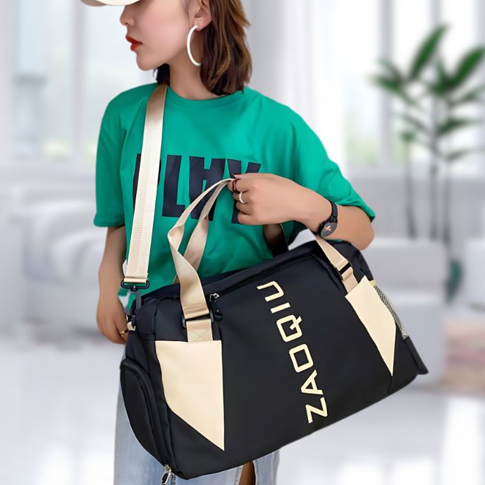 Femme portant sac de sport noir avec bandoulière réglable idéal pour la salle de sport ou les déplacements