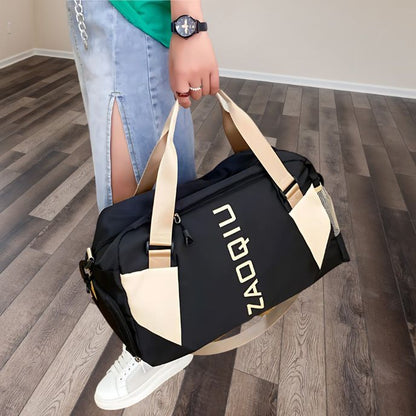 Personne tenant sac de sport noir élégant pour les voyages