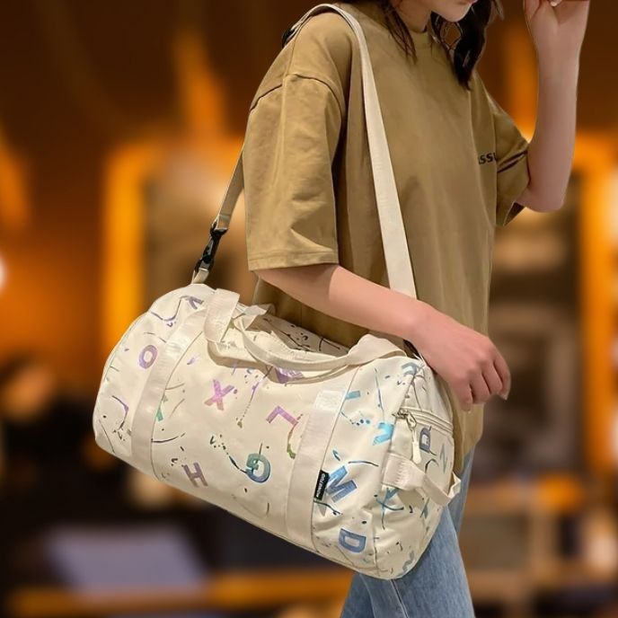 femme porte sac de sport beige sur son épaule