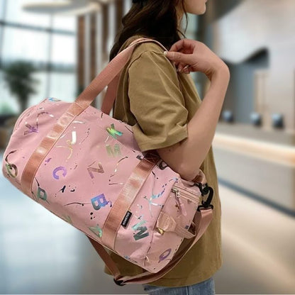 femme fitness porte sac de sport rose sur son épaule dans la reception d un hôtel