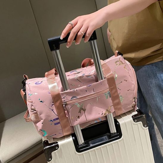 sac de sport femme rose attaché à valise de voyage