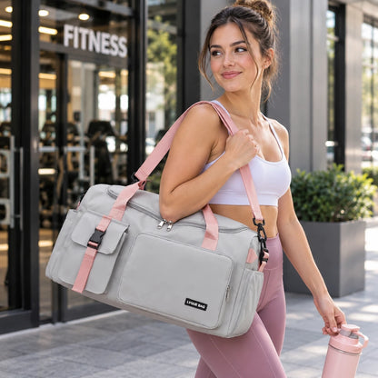Femme sortant de la salle de sport avec sac de sport gris à l épaule dans un environnement urbain