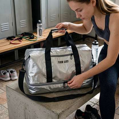 femme assise ouvre son sac de sport gris dans vestiaire