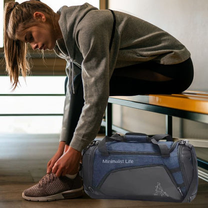 femme attache ses chaussures avec sac de sport fitness à côté d elle