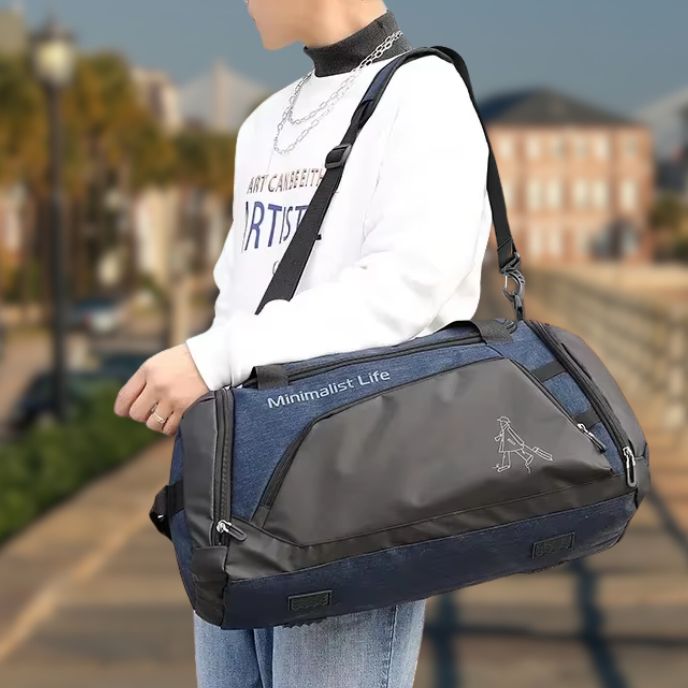 homme se promenant avec sac de sport fitness sur son épaule