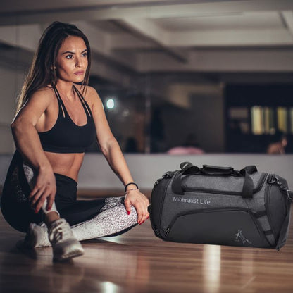 femme assise dans un gym avec sac de sport fitness gris à còté d elle