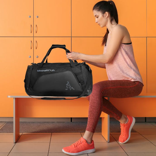 femme ouvre son sac de sport fitness noir dans les vestiaires