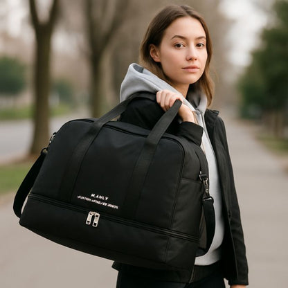 sac de sport noir porté sur l épaule en extérieur