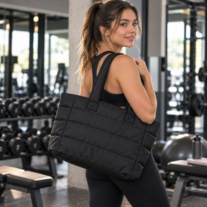 femme porte sac de sport fitness noir sur son épaule dans salle de fitness